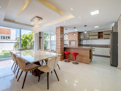 Casa em Condomínio à venda com 4 dormitórios, 312m² e 2 vagas no bairro Lagos de Nova Ipanema em Porto Alegre
