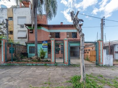 Casa à venda com 5 dormitórios, 212m² e 2 vagas no bairro Nonoai, Zona Sul de Porto Alegre