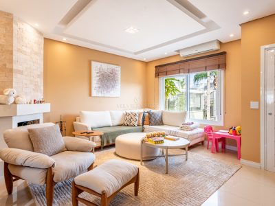 Casa à venda com 3 dormitórios, 130m² e 2 vagas no bairro Hípica, Zona Sul de Porto Alegre