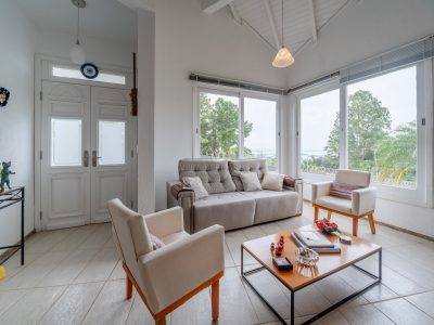 Casa à venda com 4 dormitórios, 340m² e 4 vagas no bairro Vila Nova, Zona Sul de Porto Alegre
