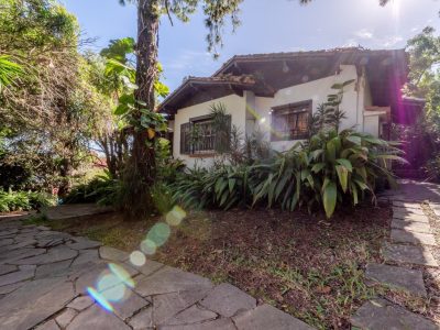 Casa à venda com 4 dormitórios, 300m² e 4 vagas no bairro Tristeza, Zona Sul de Porto Alegre