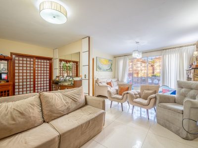 Casa à venda com 5 dormitórios, 274m² e 4 vagas no bairro Tristeza, Zona Sul de Porto Alegre