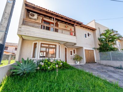 Casa à venda com 3 dormitórios, 208m² e 3 vagas no bairro Hípica, Zona Sul de Porto Alegre