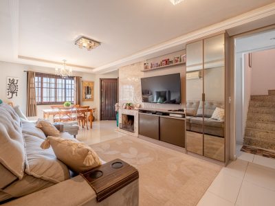 Casa à venda com 3 dormitórios, 186m² e 4 vagas no bairro Guarujá, Zona Sul de Porto Alegre