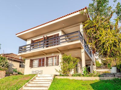 Casa à venda com 3 dormitórios, 267m² e 1 vaga no bairro Tristeza, Zona Sul de Porto Alegre