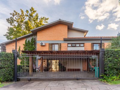 Casa à venda com 4 dormitórios, 314m² e 4 vagas no bairro Vila Assunção, Zona Sul de Porto Alegre