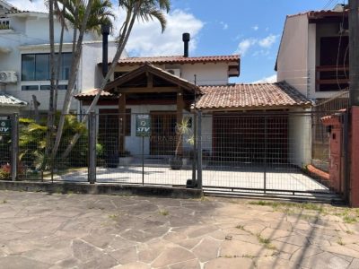 Casa à venda com 4 dormitórios, 178m² e 3 vagas no bairro Ipanema, Zona Sul de Porto Alegre