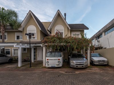 Casa em Condomínio à venda com 3 dormitórios, 241m² e 3 vagas no bairro Hípica, Zona Sul de Porto Alegre