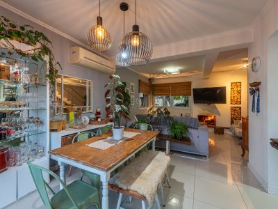 Casa em Condomínio à venda com 3 dormitórios, 241m² e 3 vagas no bairro Hípica, Zona Sul de Porto Alegre