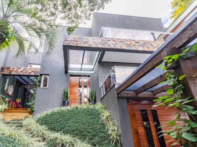 Casa à venda com 3 dormitórios, 346m² e 4 vagas no bairro Vila Assunção, Zona Sul de Porto Alegre