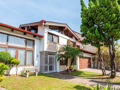 Casa à venda com 4 dormitórios, 366m² e 4 vagas no bairro Ipanema, Zona Sul de Porto Alegre