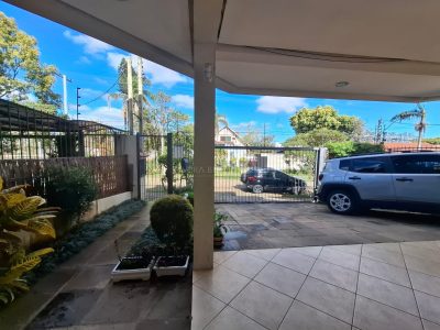 Casa à venda com 3 dormitórios, 223m² e 2 vagas no bairro Vila Assunção, Zona Sul de Porto Alegre