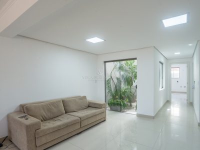 Casa à venda com 3 dormitórios, 347m² e 6 vagas no bairro Tristeza, Zona Sul de Porto Alegre