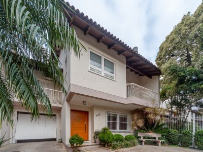 Casa à venda com 3 dormitórios, 309m² e 4 vagas no bairro Ipanema, Zona Sul de Porto Alegre