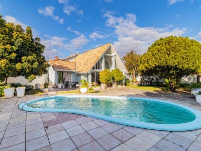 Casa Térrea à venda com 5 dormitórios, 300m² e 5 vagas no bairro Guarujá, Zona Sul de Porto Alegre