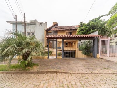Casa à venda com 4 dormitórios, 370m² e 3 vagas no bairro Espírito Santo, Zona Sul de Porto Alegre