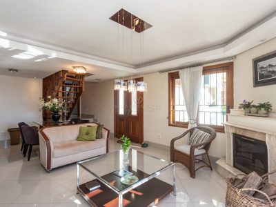 Casa à venda com 3 dormitórios, 154m² e 3 vagas no bairro Espírito Santo, Zona Sul de Porto Alegre