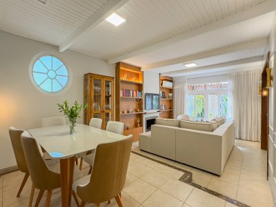 Casa à venda com 5 dormitórios, 350m² e 4 vagas no bairro Tristeza, Zona Sul de Porto Alegre