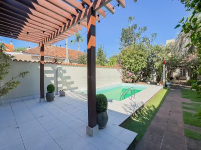 Casa à venda com 5 dormitórios, 350m² e 4 vagas no bairro Tristeza, Zona Sul de Porto Alegre