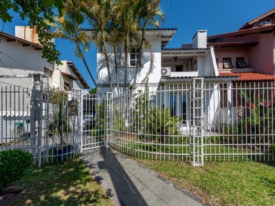 Casa à venda com 3 dormitórios, 170m² e 4 vagas no bairro Ipanema, Zona Sul de Porto Alegre
