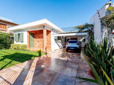 Casa à venda com 5 dormitórios, 272m² e 4 vagas no bairro Guarujá, Zona Sul de Porto Alegre
