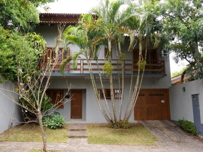 Casa à venda com 4 dormitórios, 363m² e 4 vagas no bairro Tristeza, Zona Sul de Porto Alegre