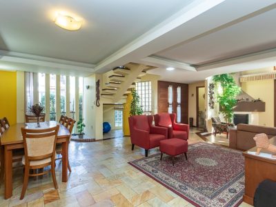 Casa à venda com 3 dormitórios, 271m² e 5 vagas no bairro Jardim Isabel, Zona Sul de Porto Alegre