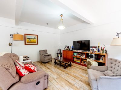 Casa à venda com 4 dormitórios, 350m² e 6 vagas no bairro Vila Assunção, Zona Sul de Porto Alegre