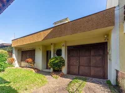 Casa à venda com 3 dormitórios, 120m² e 2 vagas no bairro Nonoai, Zona Sul de Porto Alegre