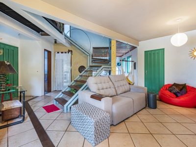 Casa à venda com 3 dormitórios, 210m² e 2 vagas no bairro Imperial Park, Zona Sul de Porto Alegre