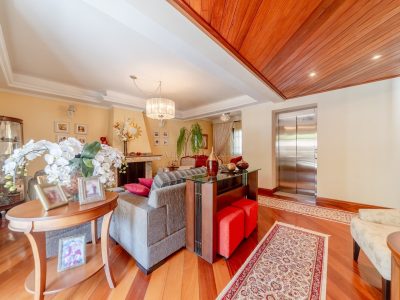 Casa à venda com 5 dormitórios, 503m² e 4 vagas no bairro Vila Assunção, Zona Sul de Porto Alegre