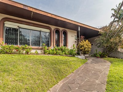 Casa à venda com 4 dormitórios, 464m² e 4 vagas no bairro Guarujá, Zona Sul de Porto Alegre