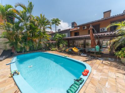 Casa à venda com 4 dormitórios, 250m² e 5 vagas no bairro Ipanema, Zona Sul de Porto Alegre