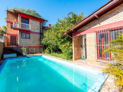 Casa à venda com 3 dormitórios, 227m² e 2 vagas no bairro Tristeza, Zona Sul de Porto Alegre