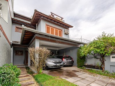 Casa à venda com 3 dormitórios, 219m² e 2 vagas no bairro Tristeza, Zona Sul de Porto Alegre