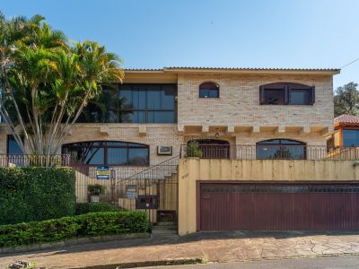 Casa à venda com 3 dormitórios, 667m² e 6 vagas no bairro Guarujá em Porto Alegre