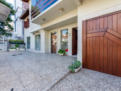 Casa à venda com 3 dormitórios, 217m² e 2 vagas no bairro Menino Deus, Zona Sul de Porto Alegre