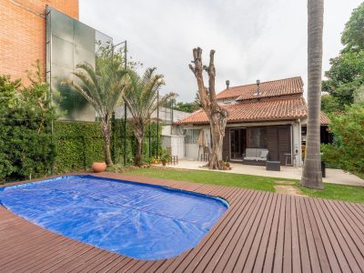 Casa à venda com 4 dormitórios, 320m² e 5 vagas no bairro Tristeza, Zona Sul de Porto Alegre