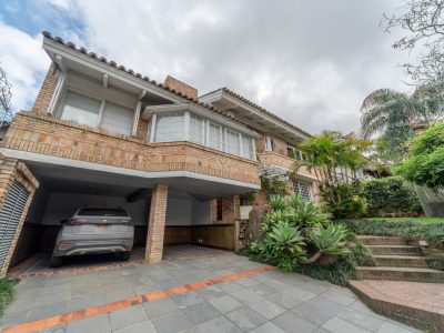 Casa à venda com 4 dormitórios, 318m² e 4 vagas no bairro Ipanema em Porto Alegre