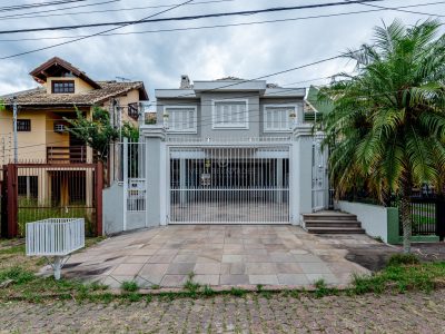 Casa à venda com 4 dormitórios, 221m² e 4 vagas no bairro Espírito Santo, Zona Sul de Porto Alegre