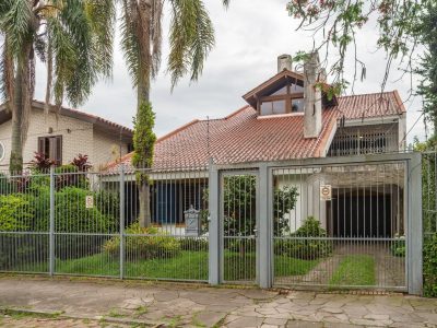 Casa à venda com 4 dormitórios, 390m² e 4 vagas no bairro Ipanema, Zona Sul de Porto Alegre