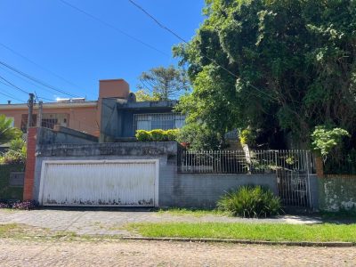 Casa à venda com 4 dormitórios, 320m² e 2 vagas no bairro Vila Assunção, Zona Sul de Porto Alegre