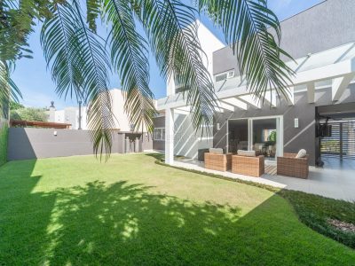 Casa em Condomínio à venda com 3 dormitórios, 258m² e 2 vagas no bairro Lagos de Nova Ipanema em Porto Alegre