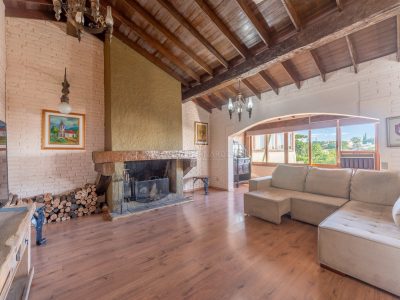 Casa à venda com 4 dormitórios, 269m² e 4 vagas no bairro Vila Assunção, Zona Sul de Porto Alegre