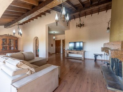 Casa à venda com 4 dormitórios, 269m² e 4 vagas no bairro Vila Assunção, Zona Sul de Porto Alegre