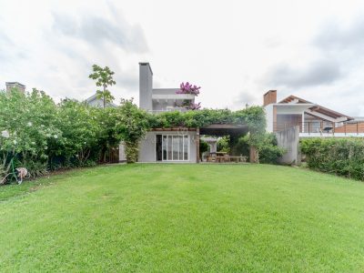 Casa em Condomínio à venda com 3 dormitórios, 269m² e 3 vagas no bairro Terra Ville, Zona Sul de Porto Alegre