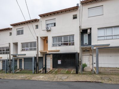 Casa à venda com 3 dormitórios, 196m² e 4 vagas no bairro Camaquã, Zona Sul de Porto Alegre