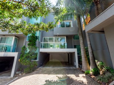 Casa em Condomínio à venda com 3 dormitórios, 271m² e 2 vagas no bairro Vila Assunção, Zona Sul de Porto Alegre