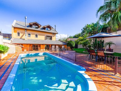 Casa à venda com 4 dormitórios, 334m² e 3 vagas no bairro Imperial Park, Zona Sul de Porto Alegre
