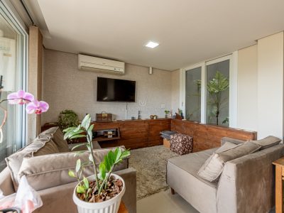 Casa à venda com 3 dormitórios, 236m² e 2 vagas no bairro Hípica, Zona Sul de Porto Alegre